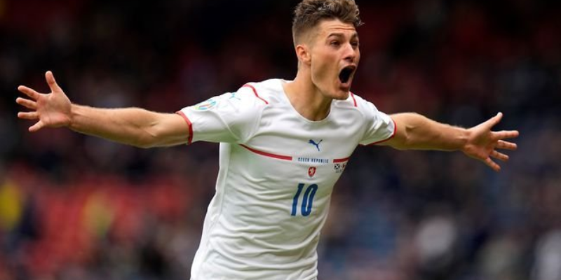 Patrik Schick và cú sút từ giữa sân làm rung chuyển Euro 2020